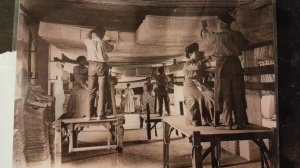 Obreros secando el papel, img. del Museu Molí Paperer